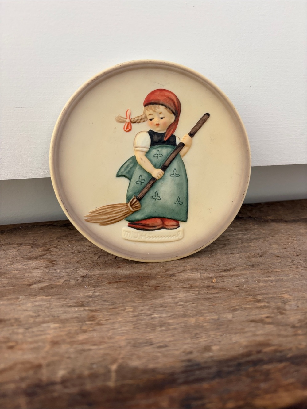 Goebel MJ Hummel White Porcelain Collector Plate -Little Homemakers